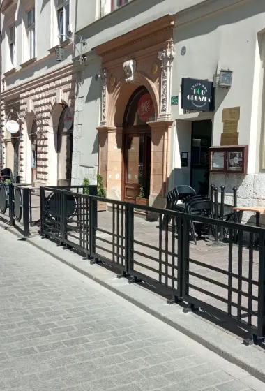 Barierki uliczne, ogrodzenia gastronomiczne